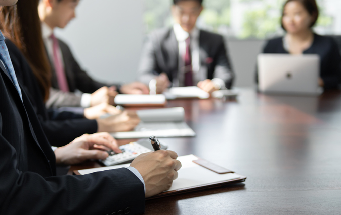 見積もりや提案を確認して依頼する会社を選定・発注