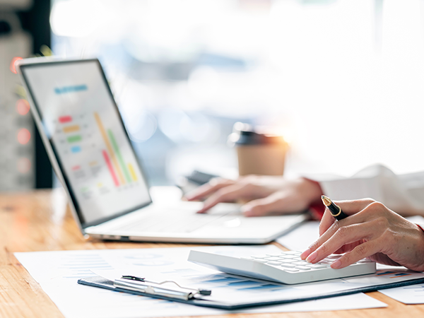 ホームページ制作・運用の費用相場と選び方