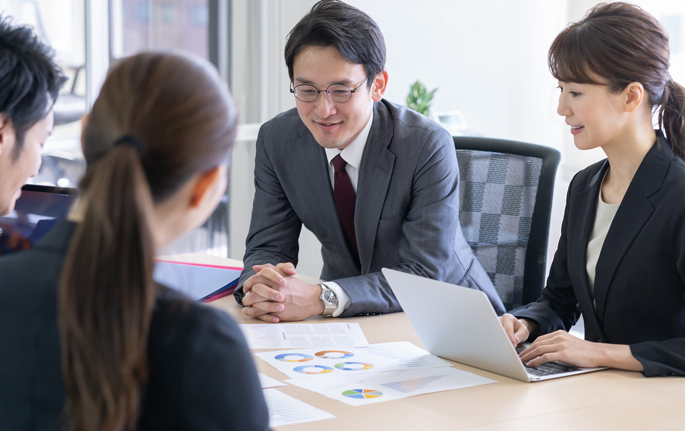 自社に最適なCMSを選定するために総合的に比較しようイメージ